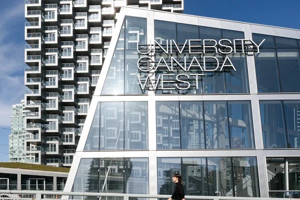 hinh-anh-university-canada-west